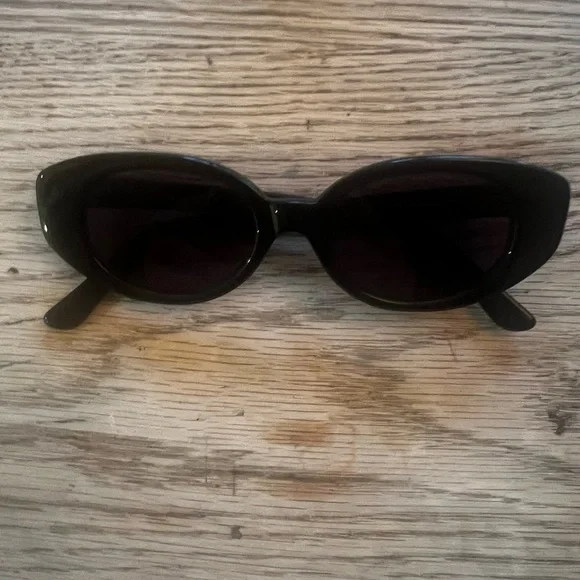velvet canyon la plage Chic Black Oval Sunglasses - Picture 3 of 7